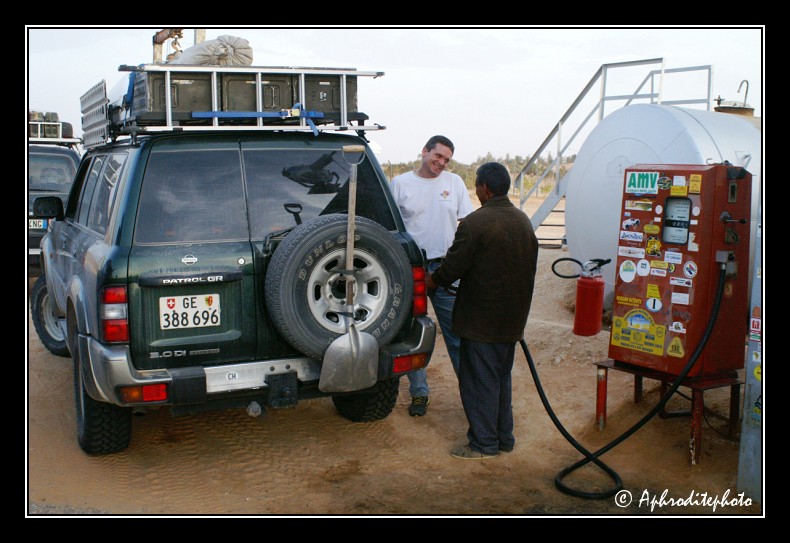 043 Dernier plein de gasoil avant de partir plus au Sud dans le desert